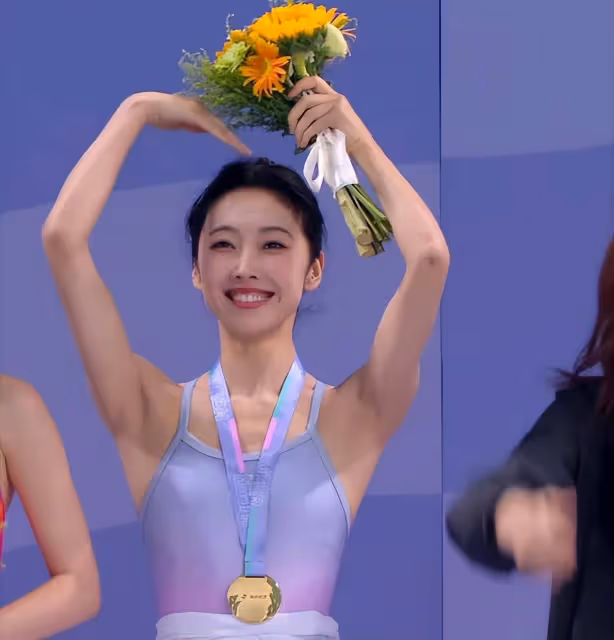 宣璐藝術體操奪冠,紅衣美照驚艷全網,網友:這嘟嘴太萌了!