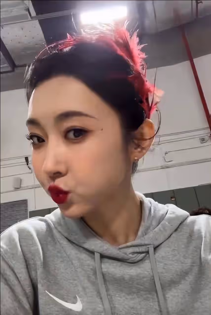 宣璐藝術體操奪冠,紅衣美照驚艷全網,網友:這嘟嘴太萌了!