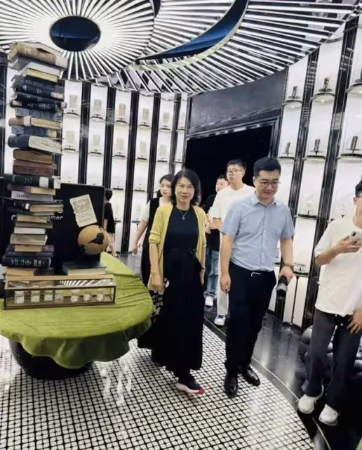 年輕高管陪伴董明珠現身,正面照曝光,年輕帥氣形象超過王自如