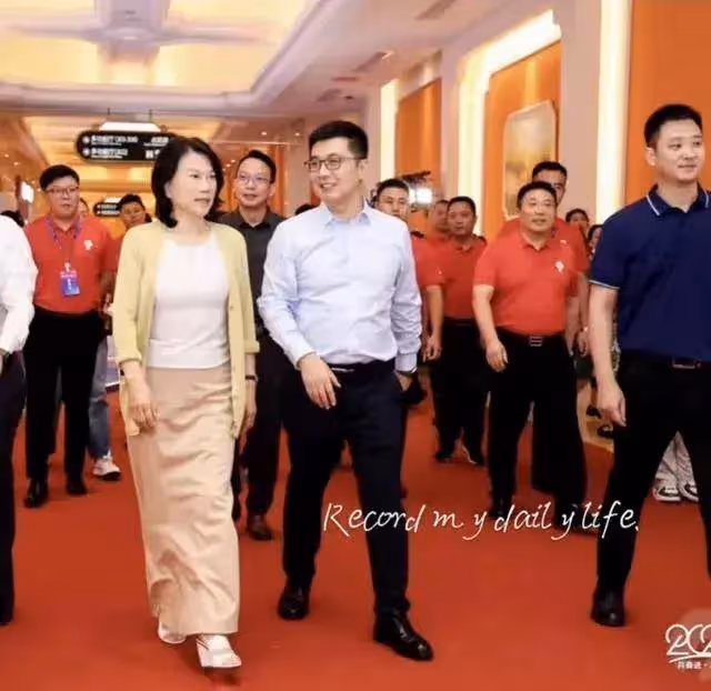 年輕高管陪伴董明珠現身,正面照曝光,年輕帥氣形象超過王自如