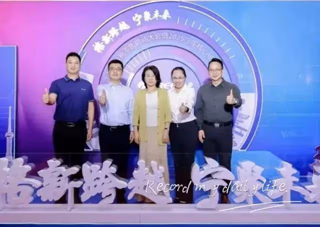 年輕高管陪伴董明珠現身,正面照曝光,年輕帥氣形象超過王自如