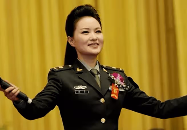 她是宋祖英接班人，12次登上春晚，今嫁給慈善家富豪，被寵成公主