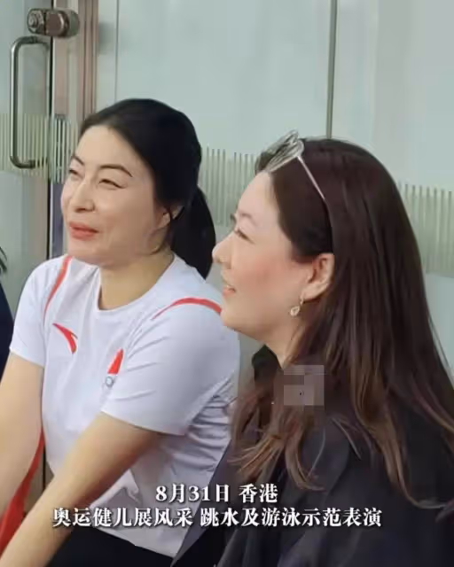 跳水隊大師姐難得同框,郭晶晶伏明霞一同現身,看師妹優秀超開心