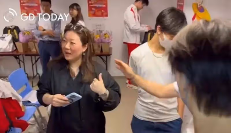 跳水隊大師姐難得同框,郭晶晶伏明霞一同現身,看師妹優秀超開心