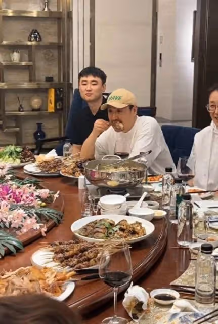 沈騰回老家家宴狂啃雞腿,逗娃模式開啟,網友:這也太可愛了!