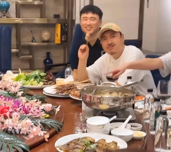 沈騰回老家家宴狂啃雞腿,逗娃模式開啟,網友:這也太可愛了!