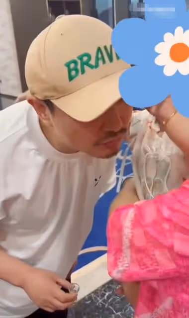 沈騰回老家家宴狂啃雞腿,逗娃模式開啟,網友:這也太可愛了!