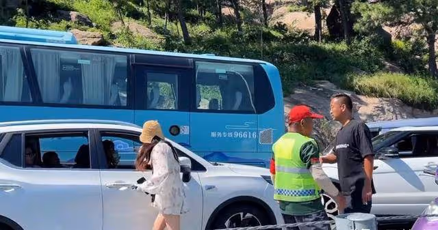 難服氣!路虎女司機打人被拘後,王副主任被牽連,被打人拒絕和解