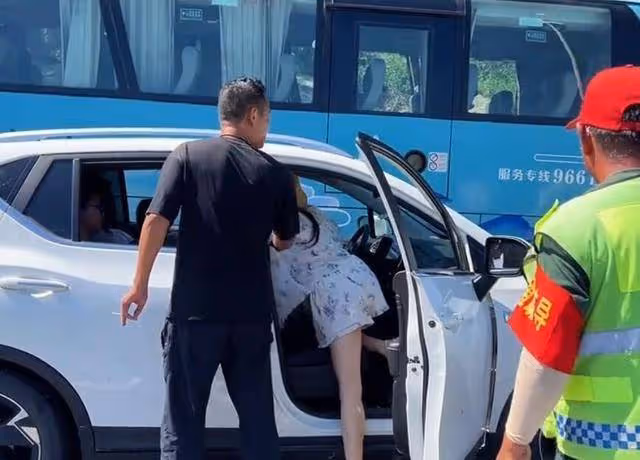 難服氣!路虎女司機打人被拘後,王副主任被牽連,被打人拒絕和解