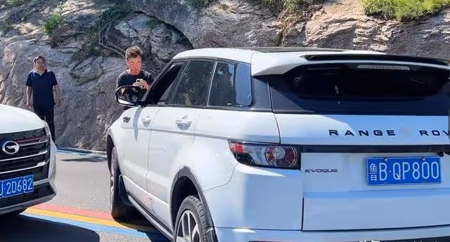 難服氣!路虎女司機打人被拘後,王副主任被牽連,被打人拒絕和解