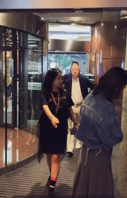 網友偶遇大導演馮小剛,走路帶風氣場強大,沒敢上前打擾