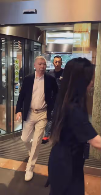 網友偶遇大導演馮小剛,走路帶風氣場強大,沒敢上前打擾
