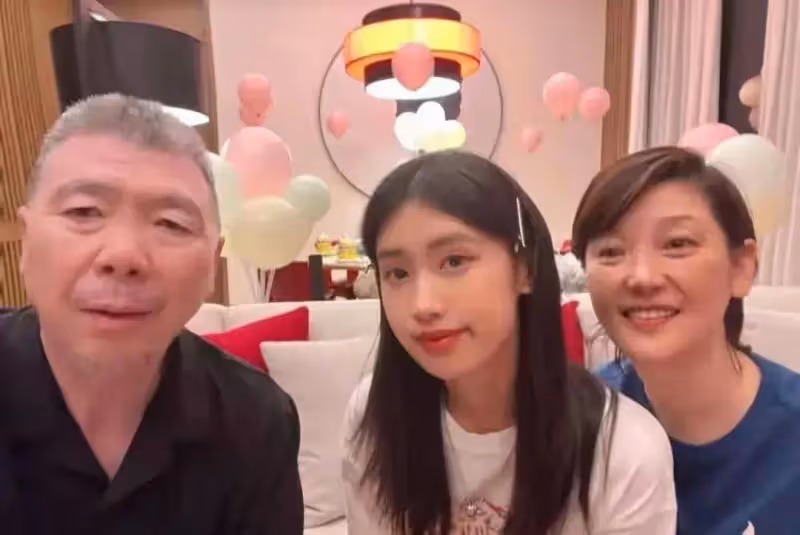 網友偶遇大導演馮小剛,走路帶風氣場強大,沒敢上前打擾