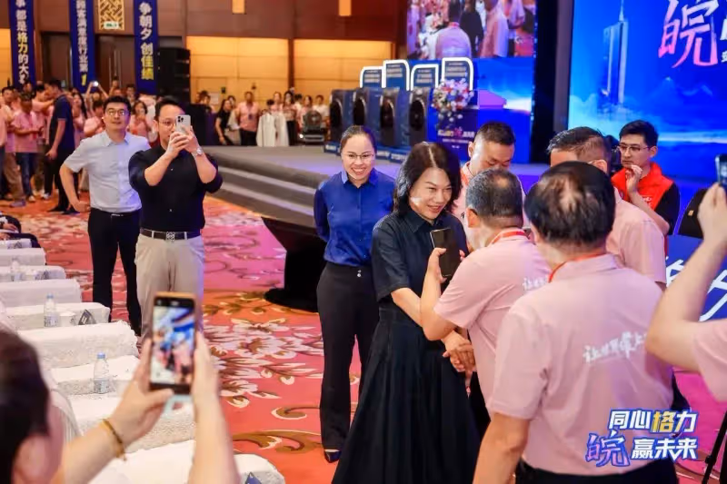 董明珠各地奔波演講太辛苦,70歲老人精力十足,未見高管王自如