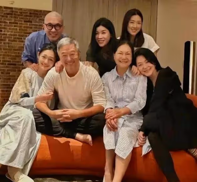慘不忍睹!大S帶具俊曄跟家人合影,47歲大S骨瘦如柴毫無生氣,嫁錯人的下場