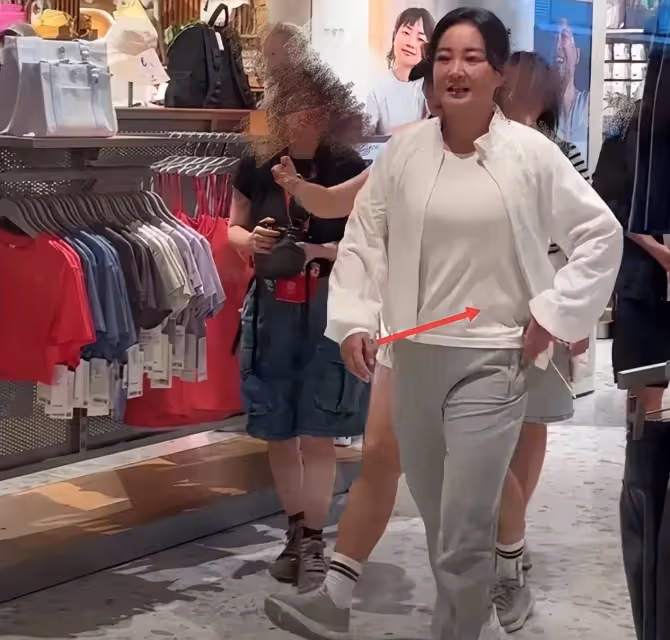 賈玲復胖了嗎?新造型肚子胖出「游泳圈」,臉部圓潤氣質變化明顯