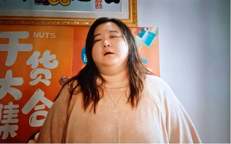 賈玲復胖了嗎?新造型肚子胖出「游泳圈」,臉部圓潤氣質變化明顯