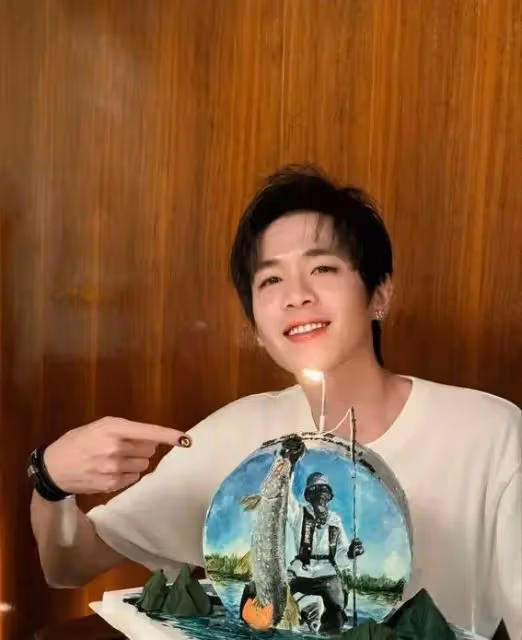 張若昀生日蛋糕藏玄機!唐藝昕一個字讓網友瘋狂,這才是真愛的模樣