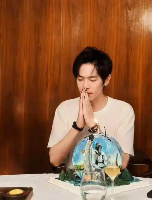 張若昀生日蛋糕藏玄機!唐藝昕一個字讓網友瘋狂,這才是真愛的模樣
