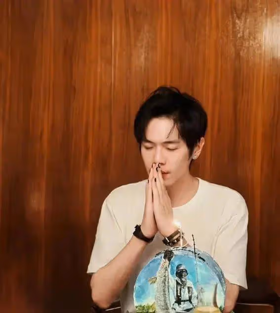 張若昀生日蛋糕藏玄機!唐藝昕一個字讓網友瘋狂,這才是真愛的模樣