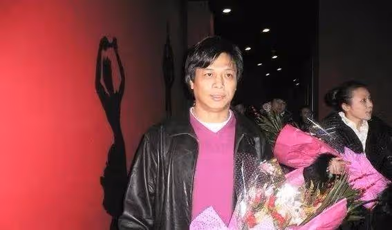 周星馳同窗變如花,61歲半身癱瘓逆襲!李健仁復出背後的秘密