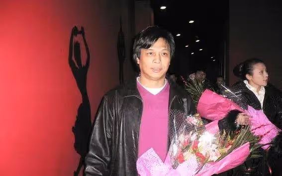 周星馳同窗變如花,61歲半身癱瘓逆襲!李健仁復出背後的秘密