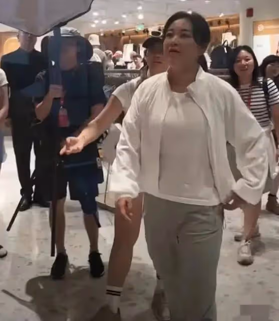 賈玲瘦身神話破滅?活動生圖曝光 網友:這是我的真實寫照!