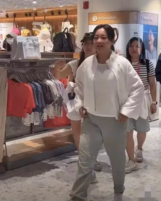 賈玲瘦身神話破滅?活動生圖曝光 網友:這是我的真實寫照!
