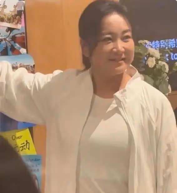 賈玲瘦身神話破滅?活動生圖曝光 網友:這是我的真實寫照!