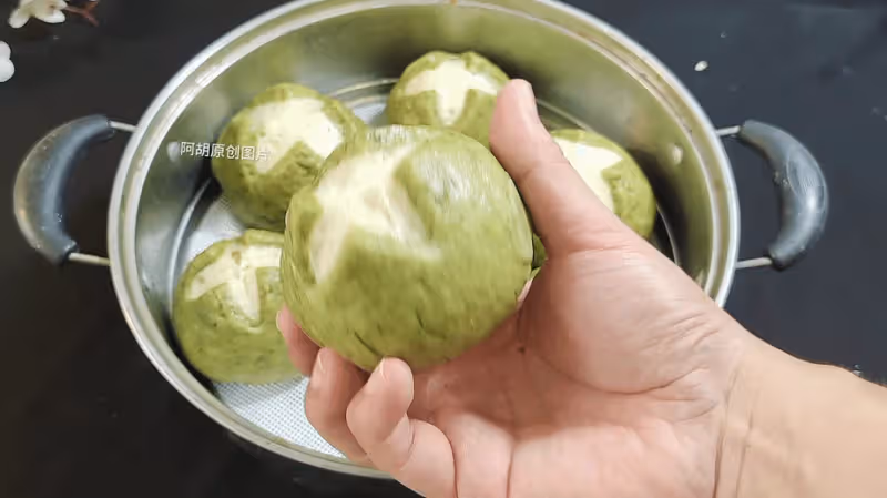 九月不吃它實在虧,嘗鮮只剩一個月!切碎揉到饅頭裡,一口清香甘甜、鬆軟可口