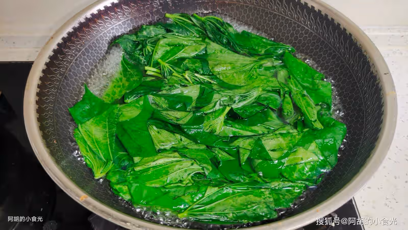九月不吃它實在虧,嘗鮮只剩一個月!切碎揉到饅頭裡,一口清香甘甜、鬆軟可口