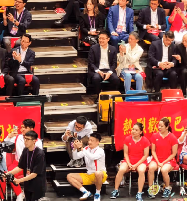 兩代跳水女王罕見同框,伏明霞和郭晶晶觀看跳水隊表演,認不出來