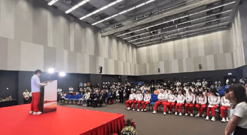 兩代跳水女王罕見同框,伏明霞和郭晶晶觀看跳水隊表演,認不出來
