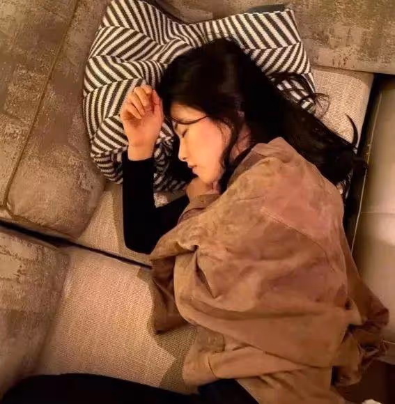 朱珠40歲生日趴曝光!素顏醉酒、義大利性感照,她的人生贏家秘訣是…