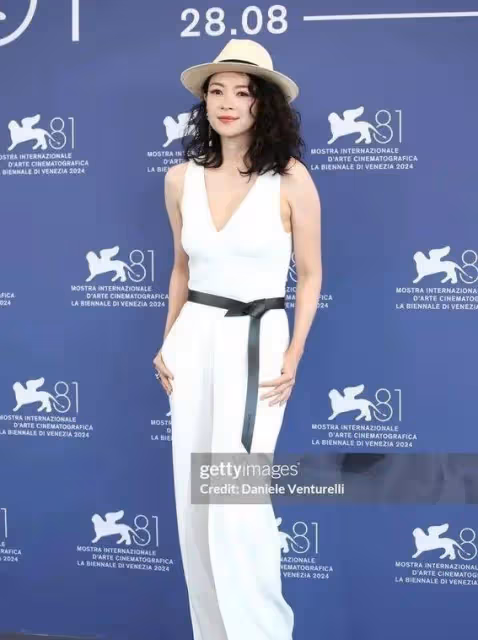 章子怡PK異形女王！威尼斯紅毯驚艷全場，網友：國際巨星就是不一樣