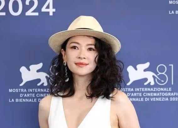 章子怡PK異形女王！威尼斯紅毯驚艷全場，網友：國際巨星就是不一樣