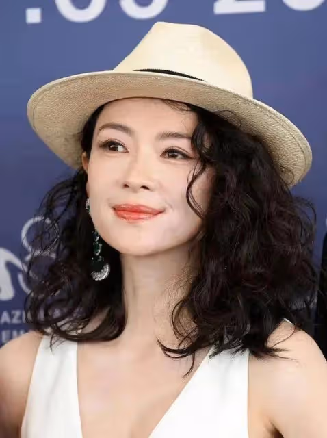 章子怡PK異形女王！威尼斯紅毯驚艷全場，網友：國際巨星就是不一樣