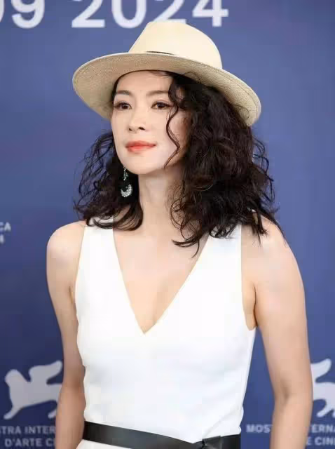 章子怡PK異形女王！威尼斯紅毯驚艷全場，網友：國際巨星就是不一樣