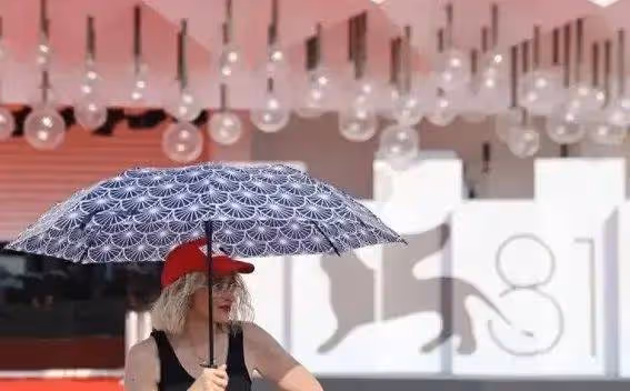 章子怡PK異形女王！威尼斯紅毯驚艷全場，網友：國際巨星就是不一樣