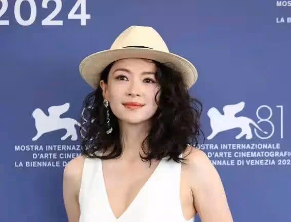 章子怡PK異形女王！威尼斯紅毯驚艷全場，網友：國際巨星就是不一樣