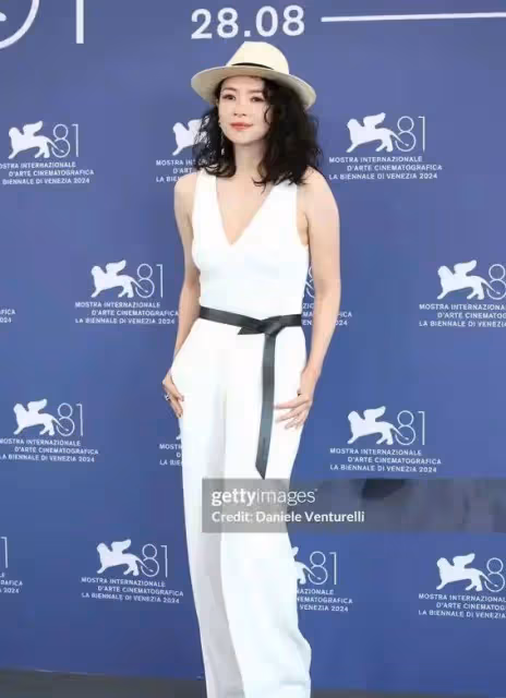 章子怡PK異形女王！威尼斯紅毯驚艷全場，網友：國際巨星就是不一樣