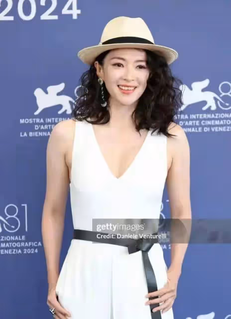 章子怡PK異形女王！威尼斯紅毯驚艷全場，網友：國際巨星就是不一樣