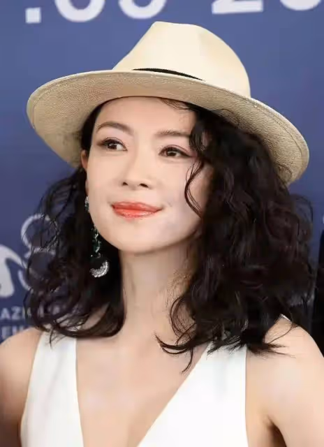 章子怡PK異形女王！威尼斯紅毯驚艷全場，網友：國際巨星就是不一樣