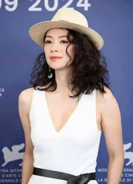 章子怡PK異形女王！威尼斯紅毯驚艷全場，網友：國際巨星就是不一樣