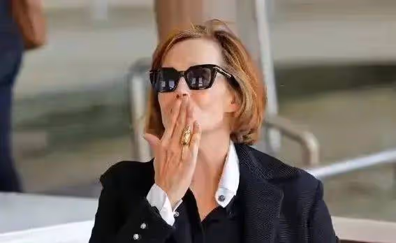 章子怡PK異形女王!威尼斯紅毯驚艷全場,網友:國際巨星就是不一樣