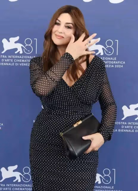章子怡PK異形女王!威尼斯紅毯驚艷全場,網友:國際巨星就是不一樣