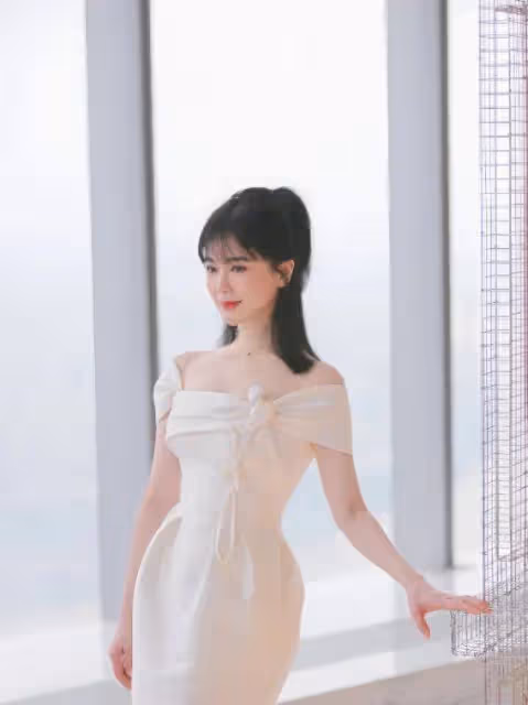 40+女神左小青真白任性!抹胸裙秀曼妙身材,資本為何獨寵她?