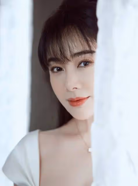 40+女神左小青真白任性!抹胸裙秀曼妙身材,資本為何獨寵她?