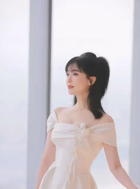 40+女神左小青真白任性!抹胸裙秀曼妙身材,資本為何獨寵她?
