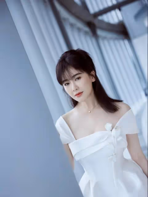 40+女神左小青真白任性!抹胸裙秀曼妙身材,資本為何獨寵她?